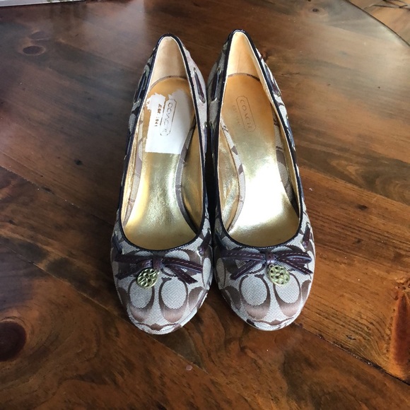 Slightly used like new vintage Coach Wedge heels - Picture 2 of 3